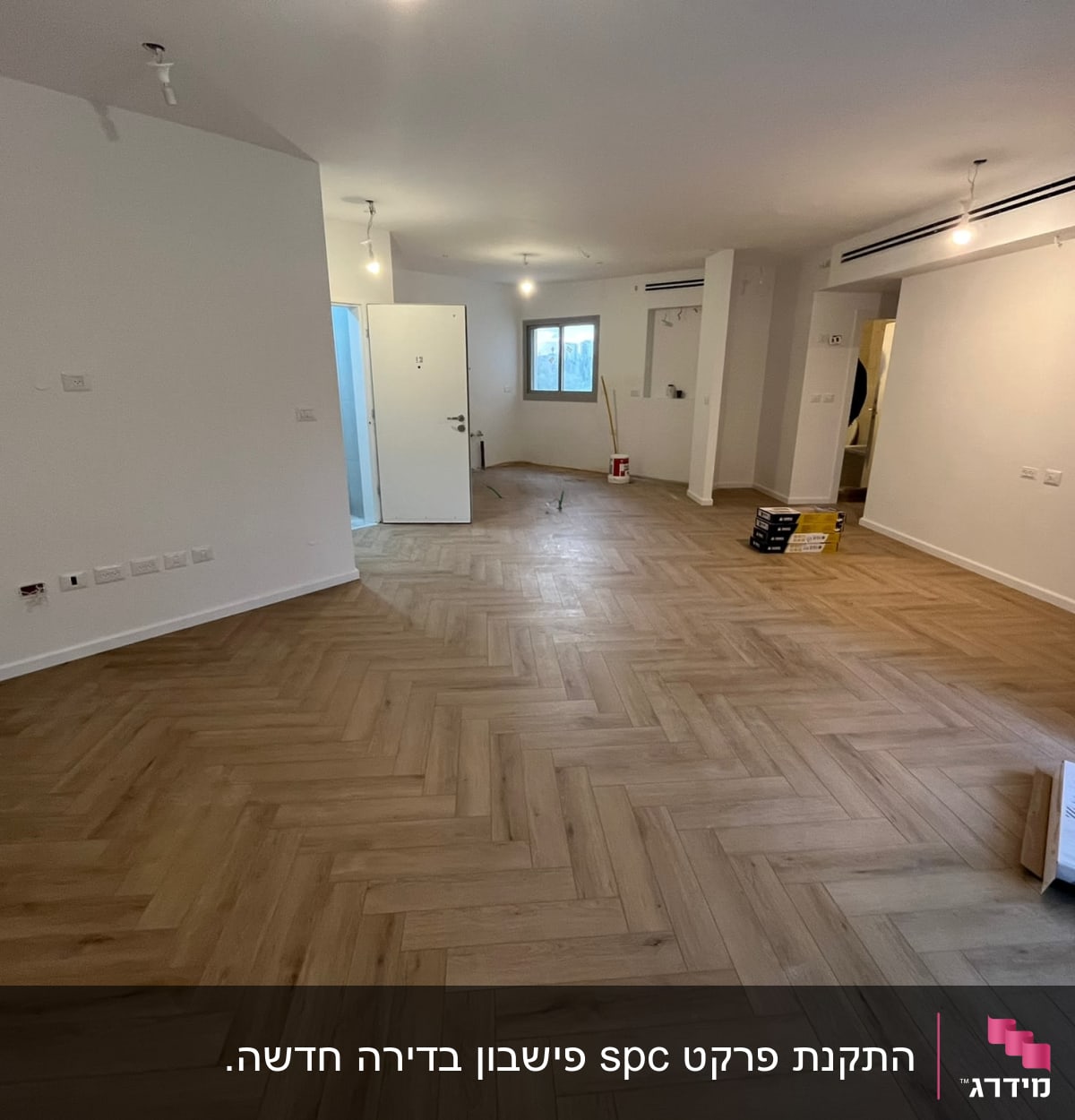 רצפת פרקט עץ בהתקנה בחדר ריק עם קופסאות